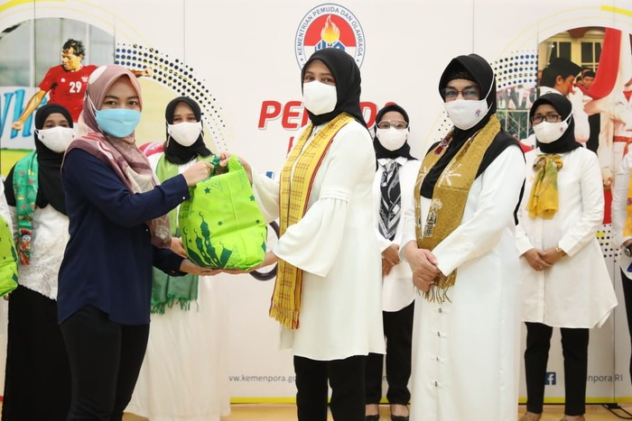 Dharma Wanita Persatuan Kemenpora Bagikan 287 Paket Sembako ke Tenaga Honorer