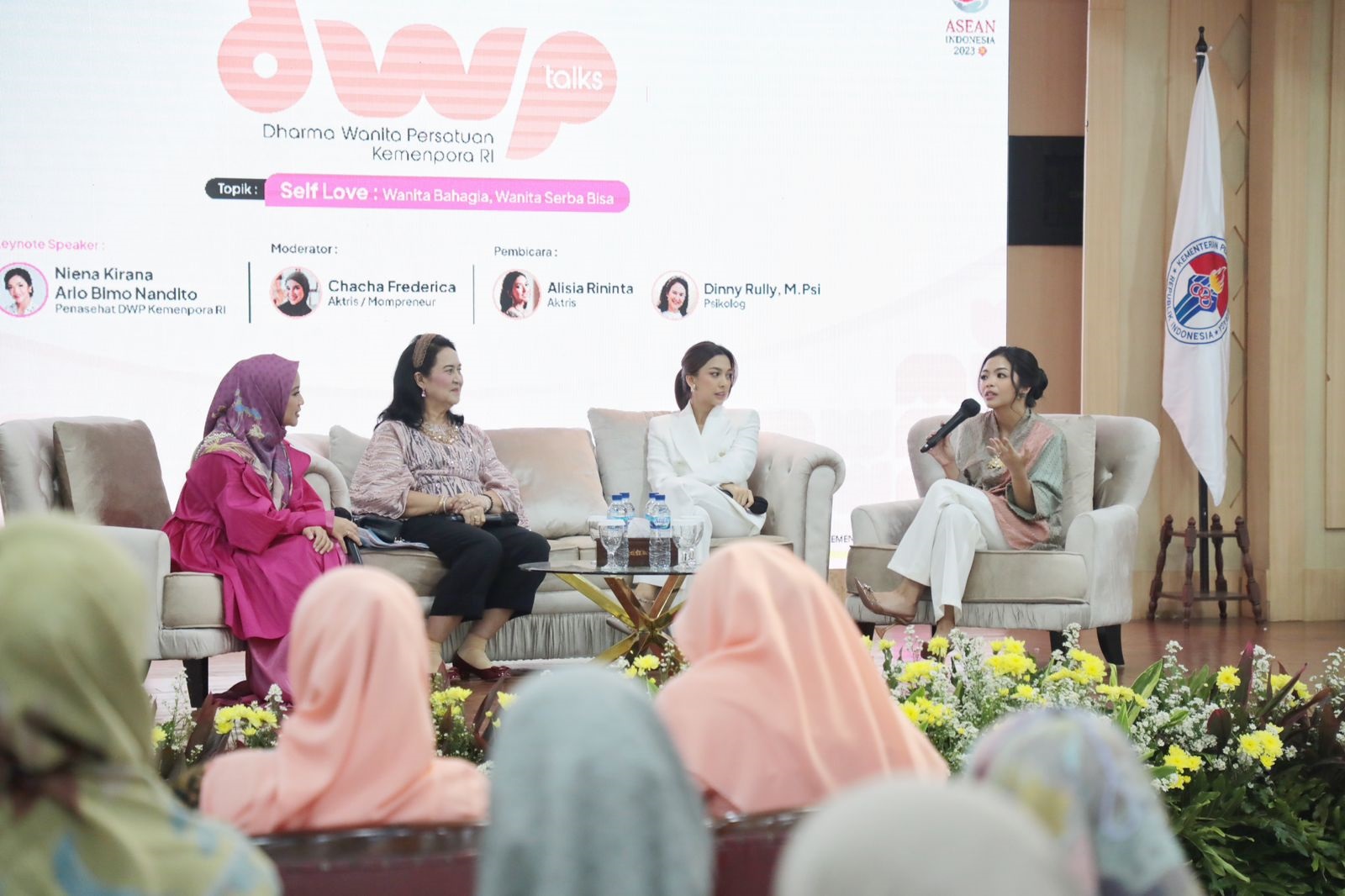 Penasihat DWP Kemenpora Niena Dito Ariotedjo Sampaikan Pentingnya  Wanita Dalam Memahami Dan Tampil Percaya Diri